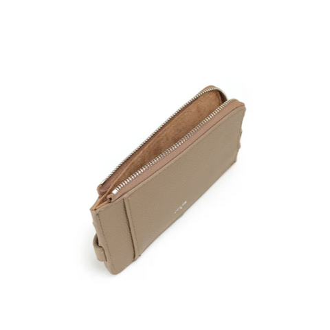 Beige pouch with zipper on a white background, featuring a recycling and vegan label.