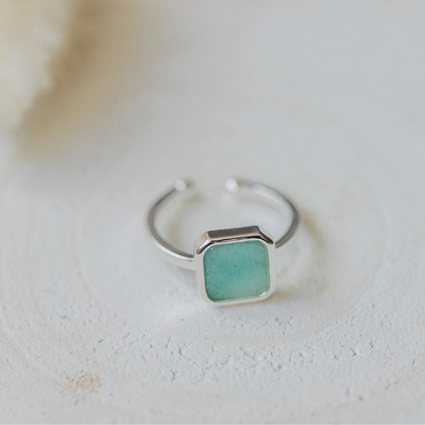 Womens elegant giftable pretty ring