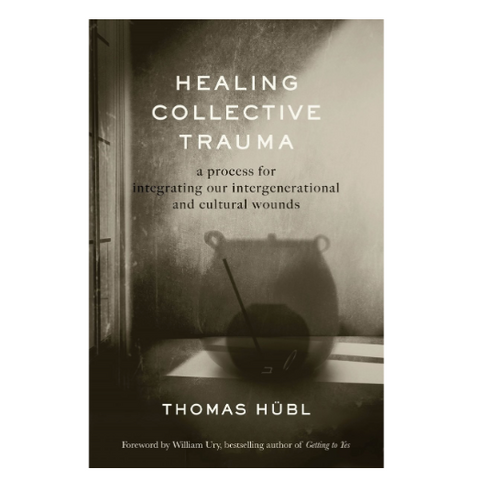 Book cover of 'Healing Collective Trauma' by Thomas Häubl with a black and white image of a wheel.