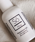Bottle of Sö Mag Magnesium Gel on a textured beige surface