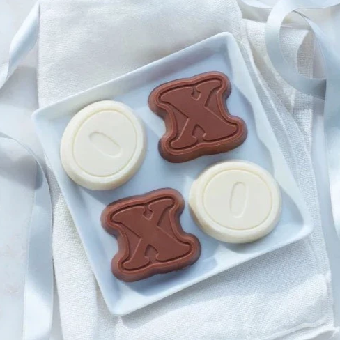 SAXON CHOCOLATE - XOXO MILK & WHITE CHOCOLATE (4PC)